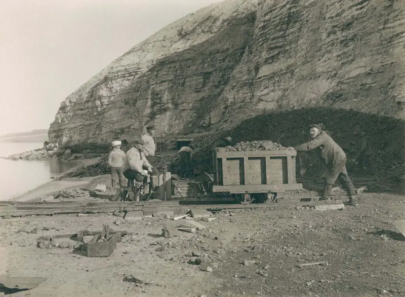 Miners at Qaarsuarsuk.
